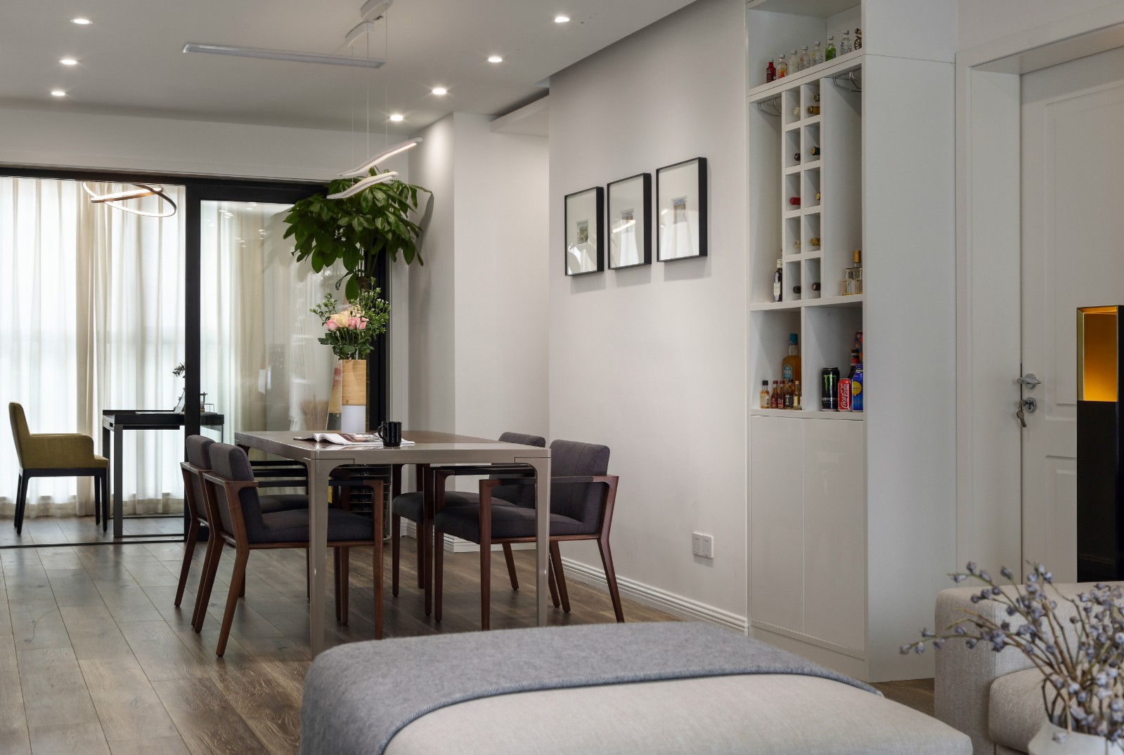 裝修案例新中式風(fēng)格室內(nèi)裝修效果圖-餐廳 裝修案例新中式風(fēng)格室內(nèi)裝修效果圖-餐廳