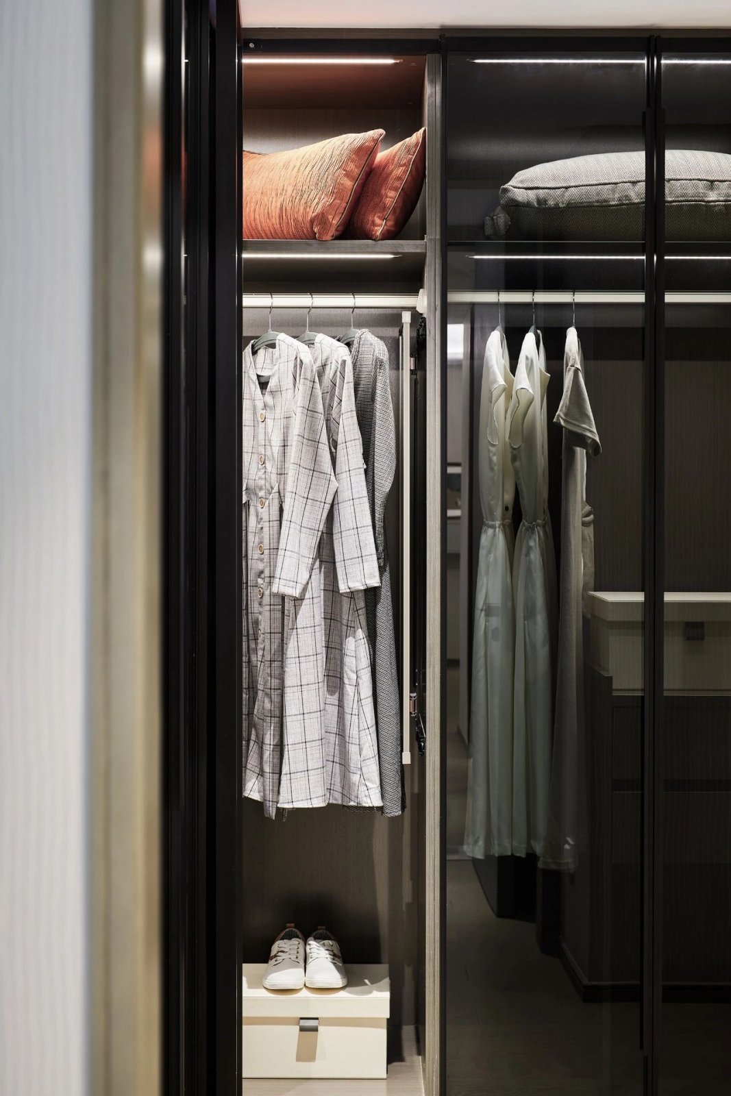 輕奢簡約風(fēng)格室內(nèi)設(shè)計家裝案例-臥室衣柜 輕奢簡約風(fēng)格室內(nèi)設(shè)計家裝案例-臥室衣柜